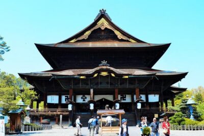 1-Day Snow Monkeys, Zenko-ji Temple & Sake in Nagano - Nishimon Yoshinoya sake stop: more than a quick tasting pour