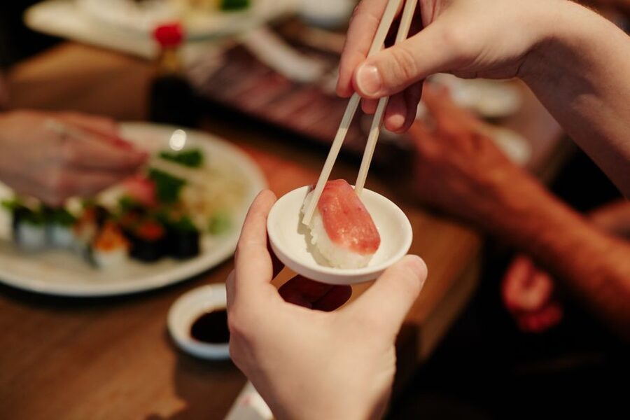 Düsseldorf: Sushi, Sake & Japanese Lifestyle Tour - The Food Part: 4 Samples of Sushi, Sake, and Matcha-Style Bites