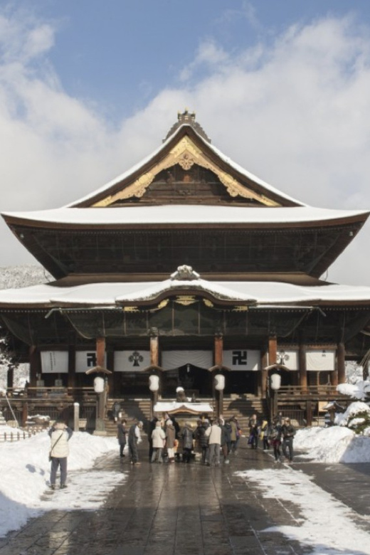 From Nozawa Onsen: Snow Monkeys and Zenko-ji Day Trip & Sake - How much time you actually spend on buses