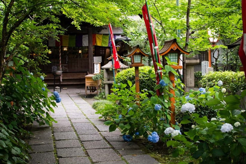 Kyoto: Fushimi Sake District Tour with Boat Ride - Getting started at JR Chushojima Station and the temple warm-up