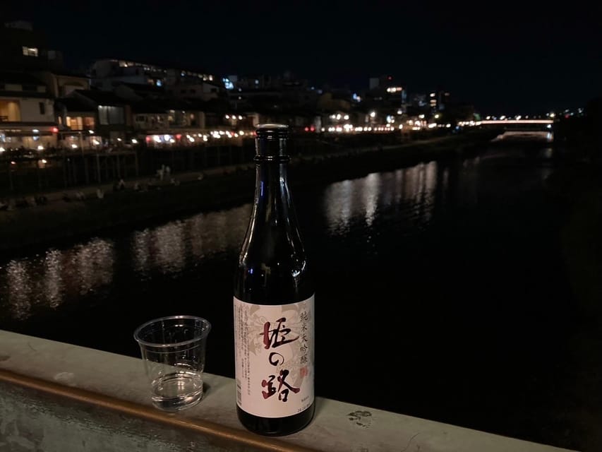 Kyoto: Gion Evening Walk with Hidden Gems, Geisha & Sake - Ending at Yasaka Shrine: a long watch over Gion