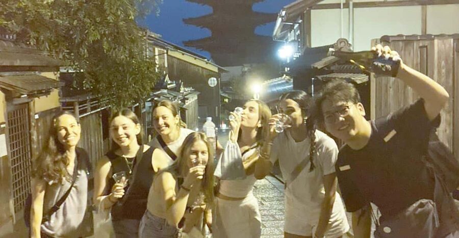 Kyoto: Gion Evening Walk with Hidden Gems, Geisha & Sake - Hōkan-ji Temple and the lit-up Yasaka Pagoda (five stories)