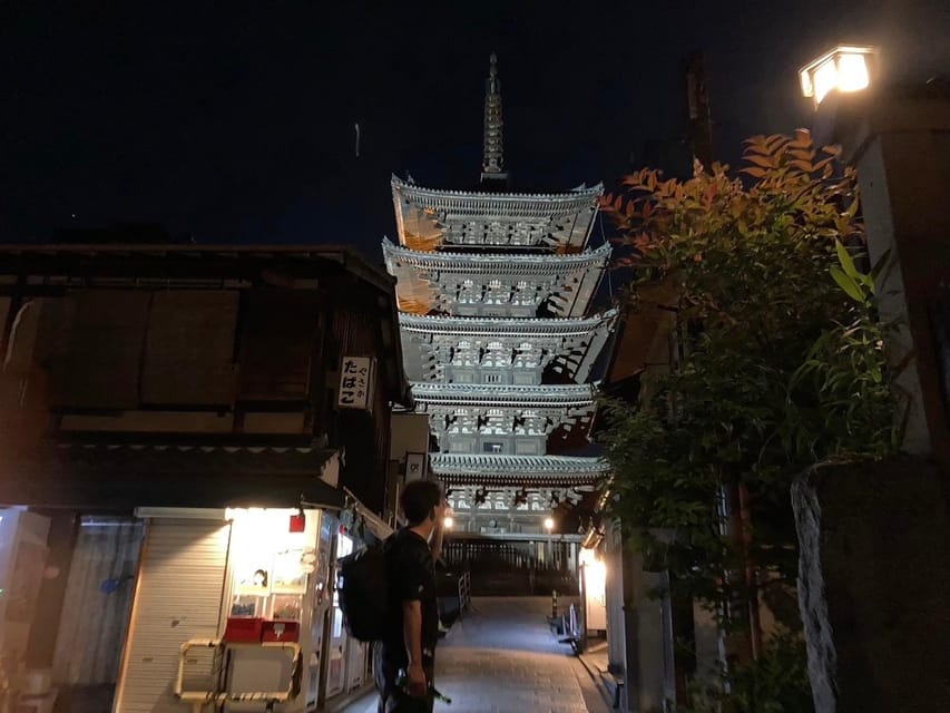 Kyoto: Gion Evening Walk with Hidden Gems, Geisha & Sake - Ninenzaka cobblestones: stepping back in time