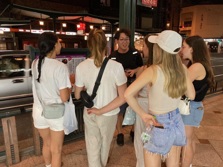 Kyoto: Gion Evening Walk with Hidden Gems, Geisha & Sake - The small-group setup (max 10) and why it matters