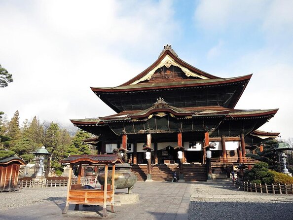 Private Nagano 1-Day Tour:Snow Monkeys,Zenko-ji,Obuse,Sake,Onsen - Stop 1: Jigokudani Snow Monkey Park (Wild Hot-Spring Watching)