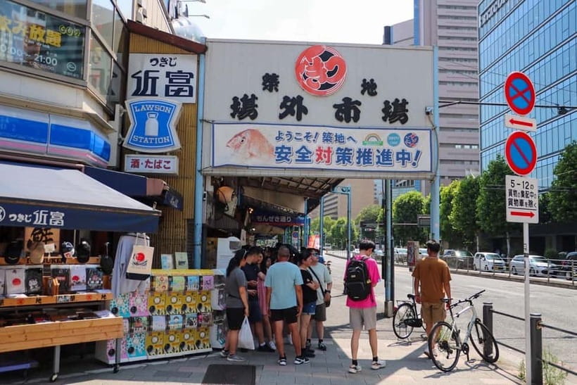 Tokyo: Private Tsukiji Street Food & Sake with Local Guide - Sake tasting with a sommelier and baby scallops: the lesson part