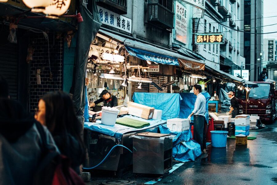 Tsukiji: Outer Market Walking Tour & Sake Tasting Experience - The Outer Market Walk: Picking the Right Bites Without Getting Lost
